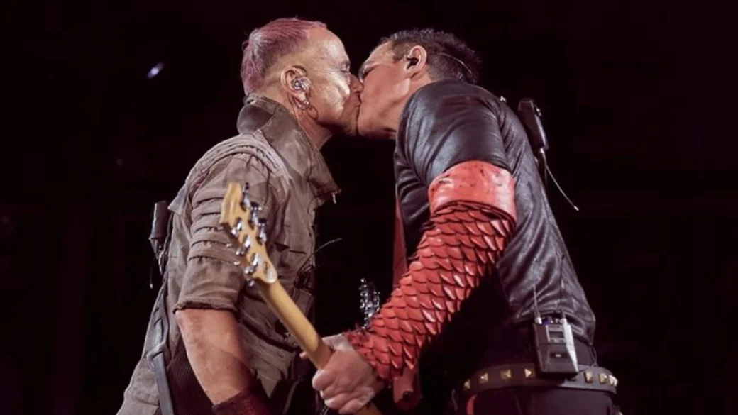 Гитаристы Rammstein поцеловались на концерте в Москве. Милонов уже хочет запретить группу в России! - фото 1