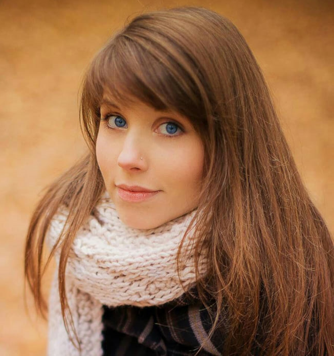 Комментатор и ведущая, которая похожа на Трейсер из Overwatch - фото 5