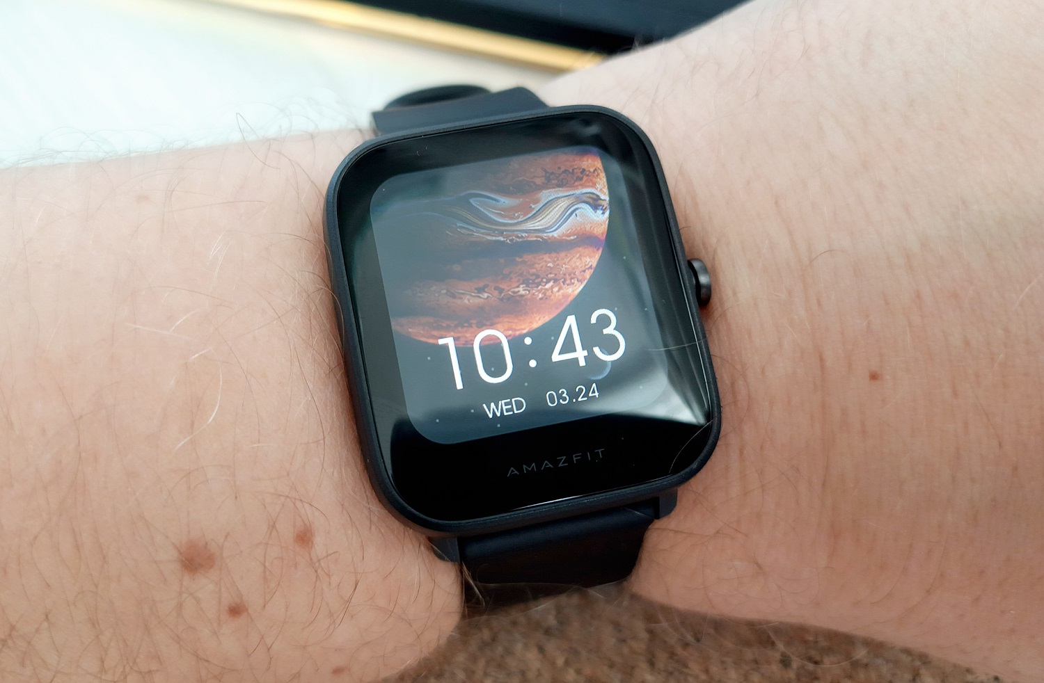 В середине января в Россию приехали доступные смарт-часы Amazfit Bip U Pro от Huami. У новинки есть младшая модель Bip U, а разница между ними в модуле GPS/GLONASS, компасе и микрофоне. Я же протестировал старшую версию и готов рассказать о ее достоинствах и недостатках.