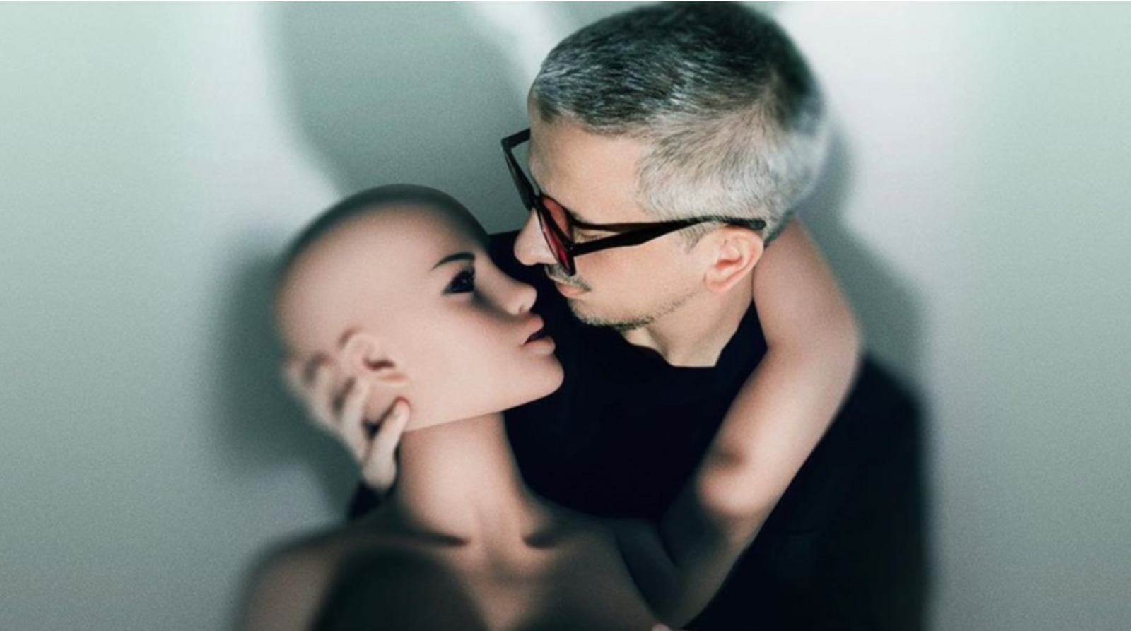 С 5 ноября в онлайн-кинотеатре more.tv выходит «Псих» — сериал Федора Бондарчука. Известный по работе в театре Константин Богомолов играет психолога, страдающего от утраты жены. Трейлер и синопсис обещают, что главный герой ищет утешение в обществе силиконовой секс-куклы. Объясняем, что заставляет смотреть это нагромождение красивых кадров и бредовых поворотов.