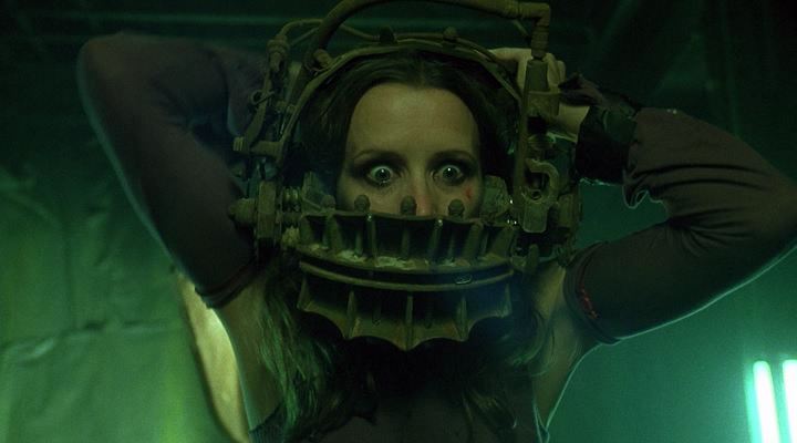 У многих людей есть предубеждение, согласно которому фильмы цикла «Пила» — это «жесть ради жести», лишенная всякого смысла еще после первого фильма. Я с этим в корне не согласен и в этом материале попробую рассказать о философии Конструктора.