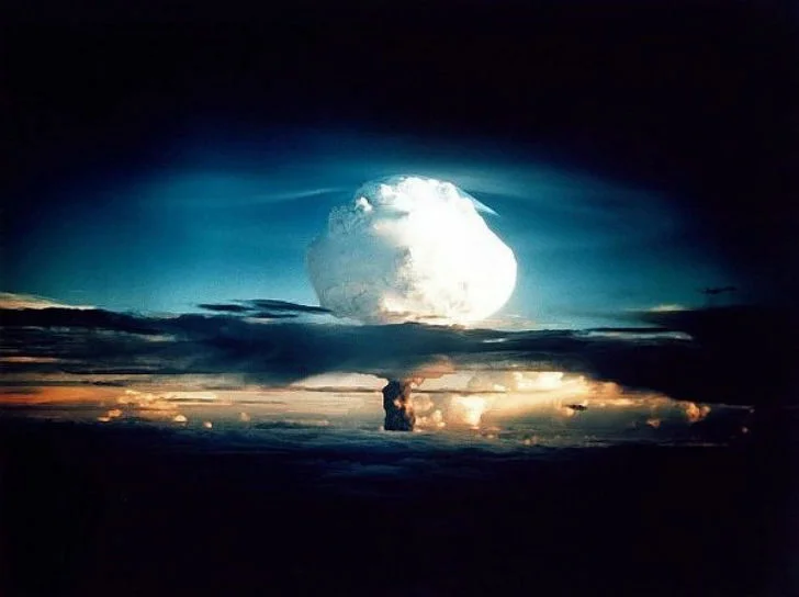1 ноября 1952 года на одном из многочисленых островов Тихого океана ВВС США произвело испытание ядерного оружия. Высота показанного на фото облака — 37 км. Диаметр — 160 км. Мощность взрыва — 10-12 мегатонн. Это в 500 раз мощнее, чем взрыв в Нагасаки. 