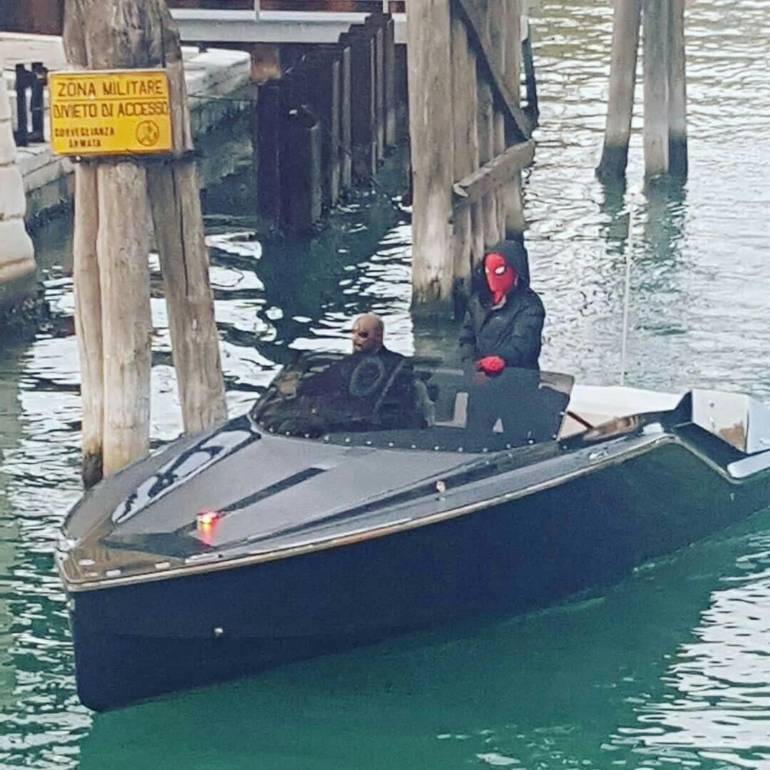 Человек-паук и Ник Фьюри вместе плывут по каналам Венеции — свежие кадры со съемок «Вдали от дома» - фото 2