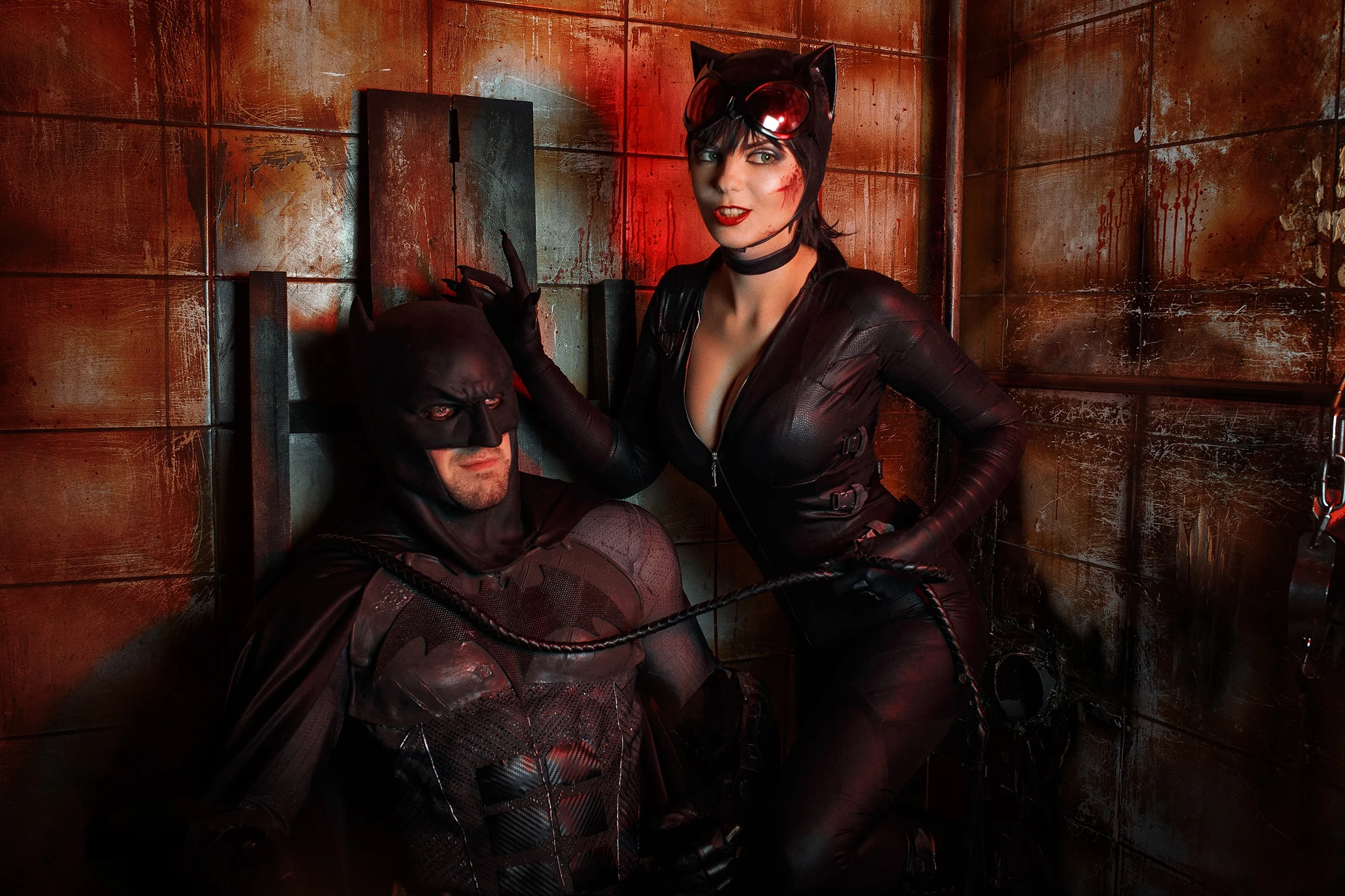 Бэтмен спасает Женщину-кошку из плена Загадочника в новом косплее - фото 7