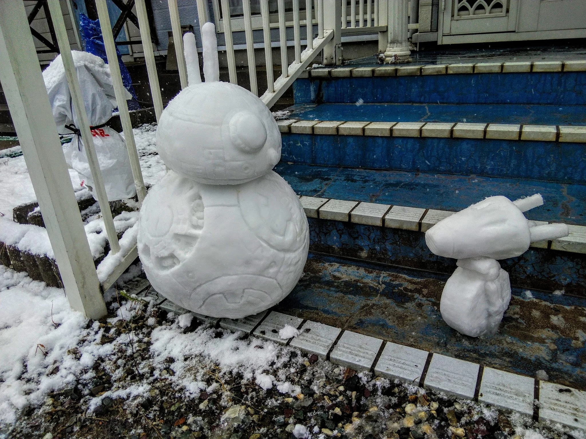 Японский художник делает скульптуры из снега. Есть Годзилла и R2-D2 - фото 2