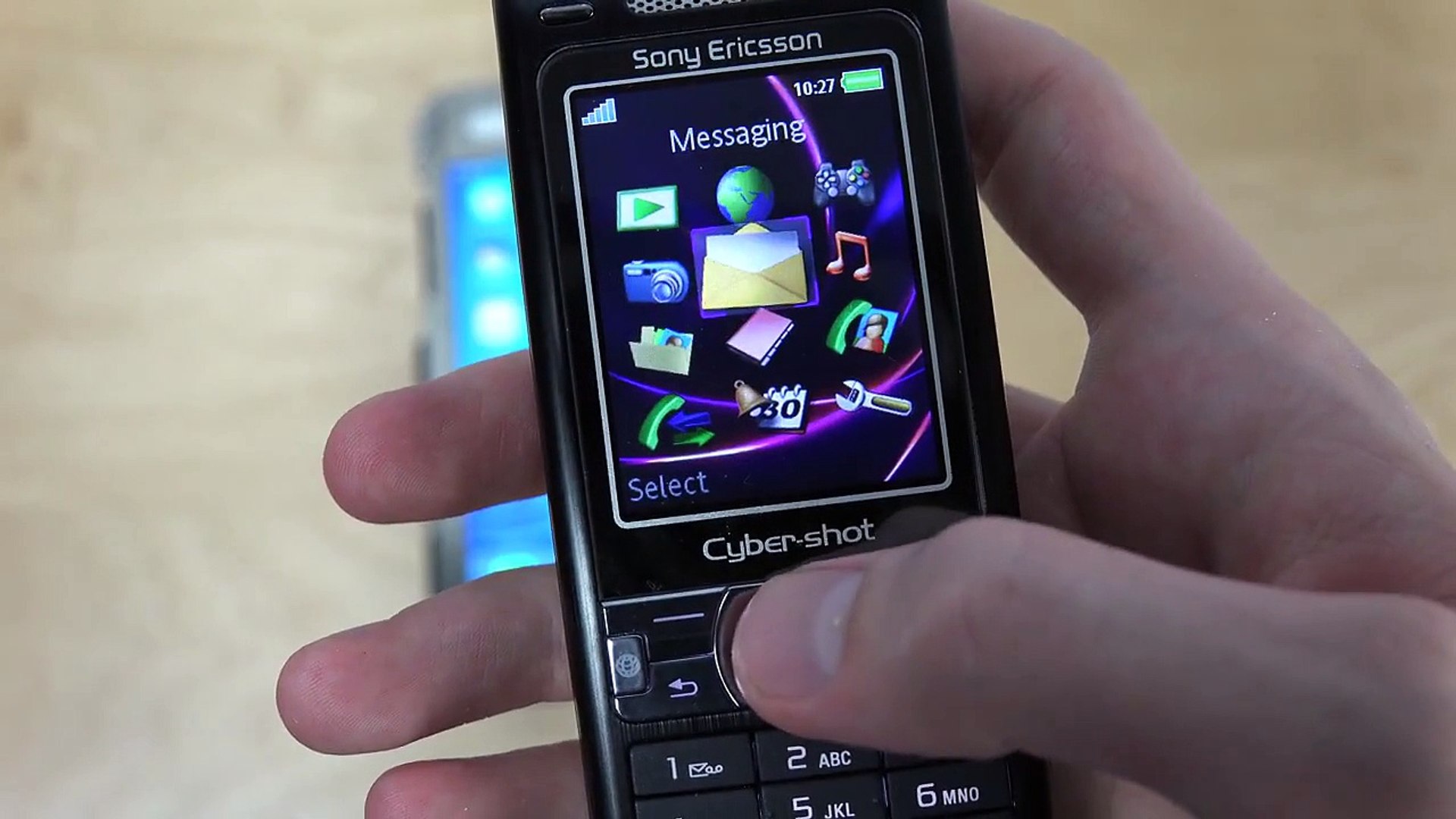 У Sony Ericsson K800i была очень продвинутая (для тех времен) камера Sony Cyber-Shot, ударопрочный корпус и возможность запускать полноценные 3D-игры.
