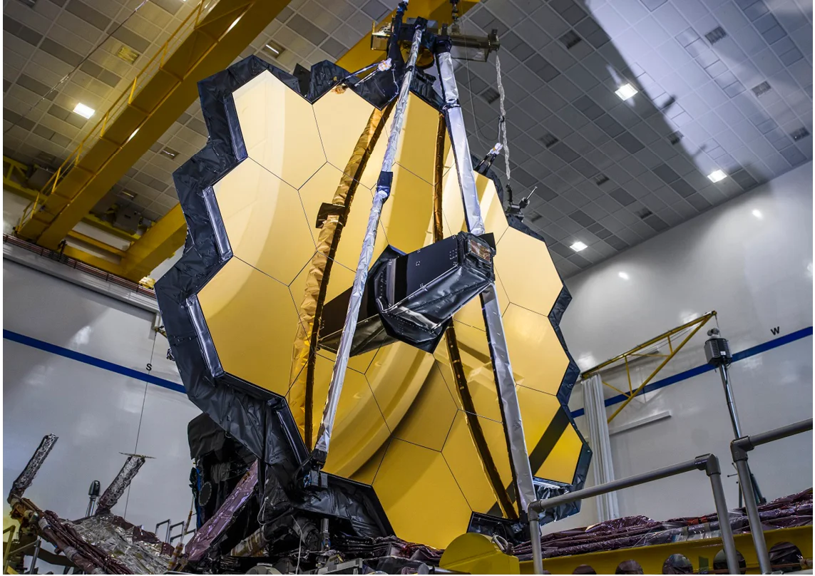 Фото нового космического телескопа «Джеймс Уэбб», который проходит последние тесты Скоро он заменит известный всем «Хаббл», а его шестиугольники покрыты золотом. 