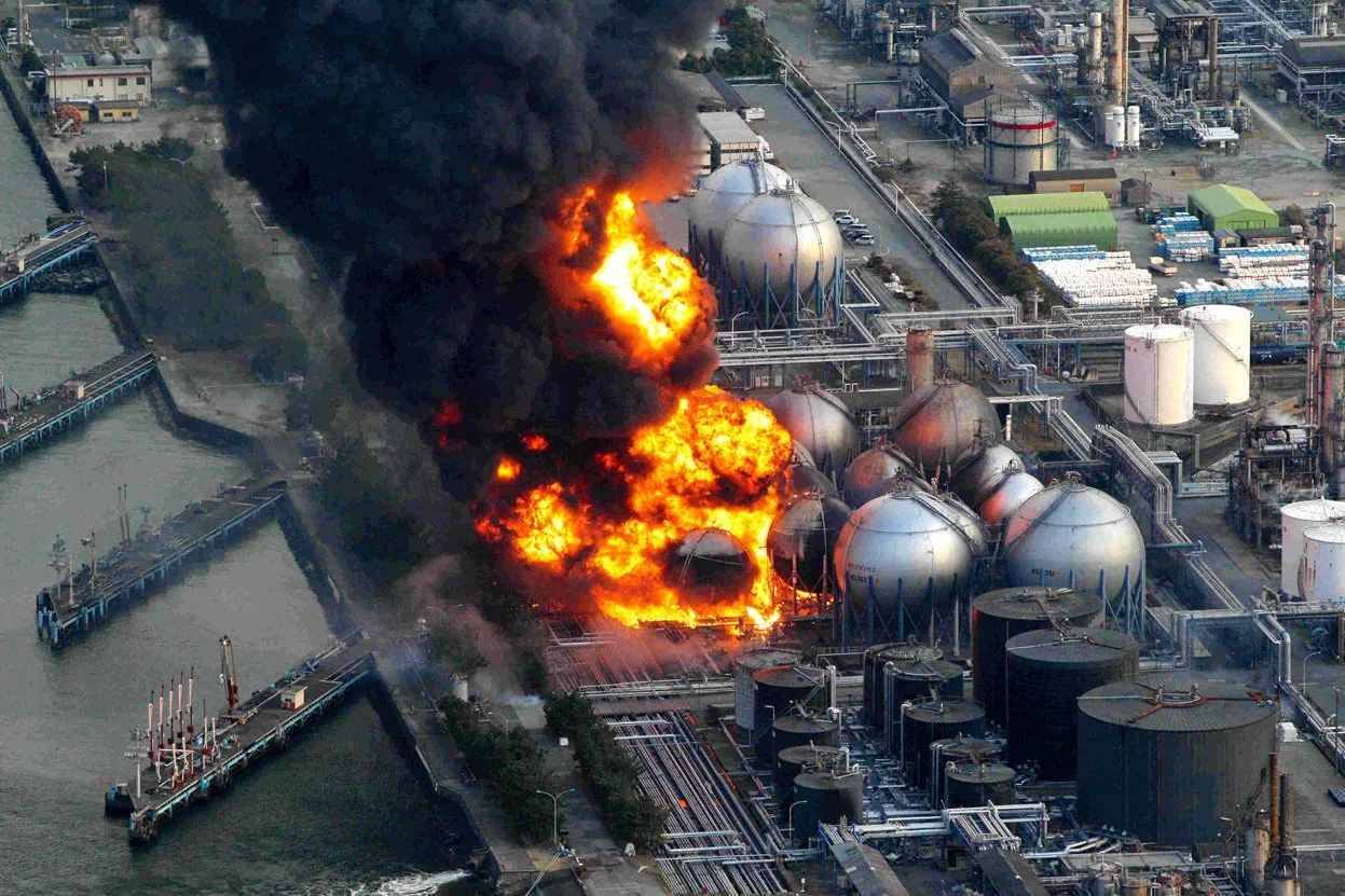 11 марта 2011 года на японской АЭС «Фукусима-1» произошла авария, вызванная сильным землетрясением в 9 баллов. Пришедшая за ним волна цунами вывела из строя четыре из шести реакторов, а также затопила систему охлаждения. Это вызвало взрыв и расплавление активной зоны реактора. В воздух выбросило много радиоактивных веществ, а 10-километровую зону вокруг станции закрыли и признали непригодной для жизни. Выброс вредных веществ на «Фукусима-1» составил лишь 20% того, что было после Чернобыля, но и этого хватило, чтобы убытки составили 74 млрд долларов, а на полную ликвидацию аварии уйдет почти полвека.