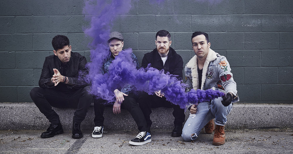 19 января 2018 года вышел новый альбом легендарной поп-панк группы Fall Out Boy — M A N I A. В честь такого события мы переслушали всю внушительную дискографию группы и выбрали 20 лучших треков. По нашему субъективному мнению, конечно же. Наслаждайтесь и забирайте плейлист!