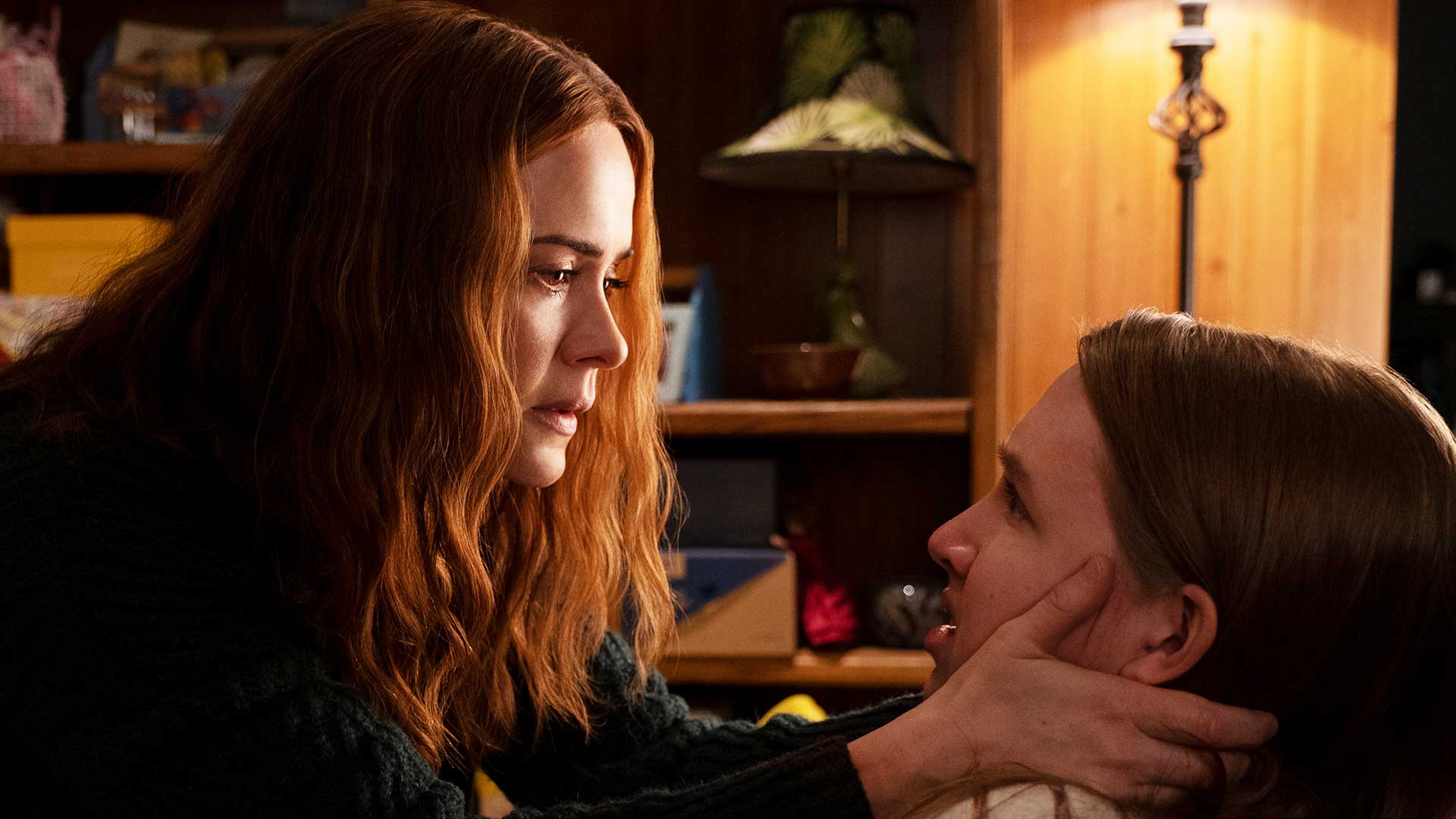 С 20 ноября в российских кинотеатрах идет триллер «Взаперти» (Run) с Сарой Полсон. Режиссер и сценарист фильма «Поиск» рассказывают историю больной героини Хлои и ее гиперопекающей матери Дианы. Со временем девушка начинает подозревать неладное. Объясняем, чем силен Run и почему этот фильм — хорошая репрезентация людей с инвалидностью.