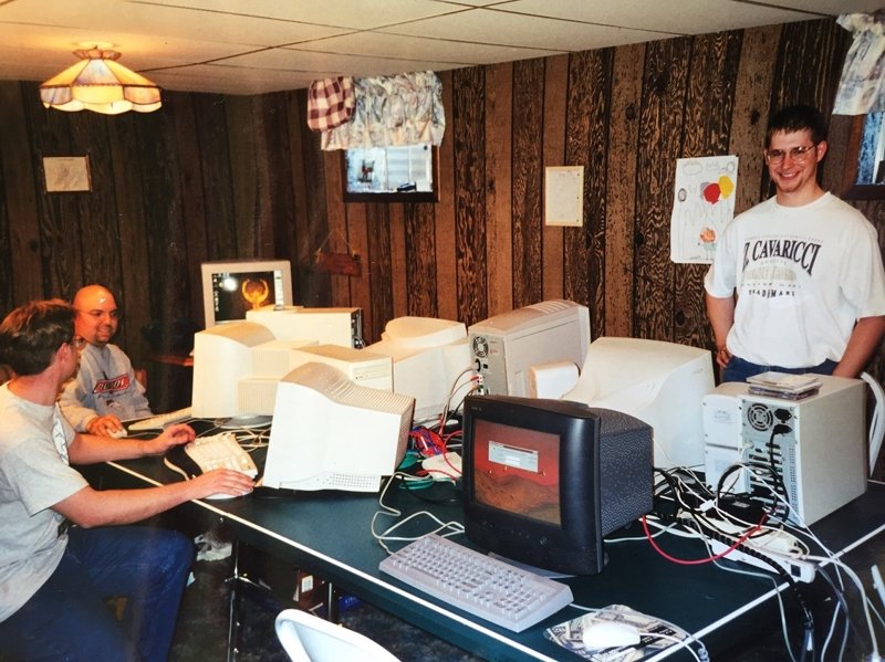 Quake 3 Arena — 20 лет! Вспоминаем компьютерные клубы, где многие впервые и сыграли в шутер id - изображение 1 Quake 3 Arena — 20 лет! Вспоминаем компьютерные клубы, где многие впервые и сыграли в шутер id - фото 1