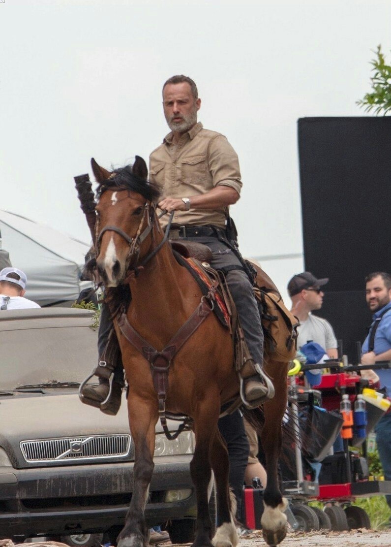 Что Рик и его люди забыли в Вашингтоне? Новые фото со съемок 9 сезона «Ходячих мертвецов» - фото 21