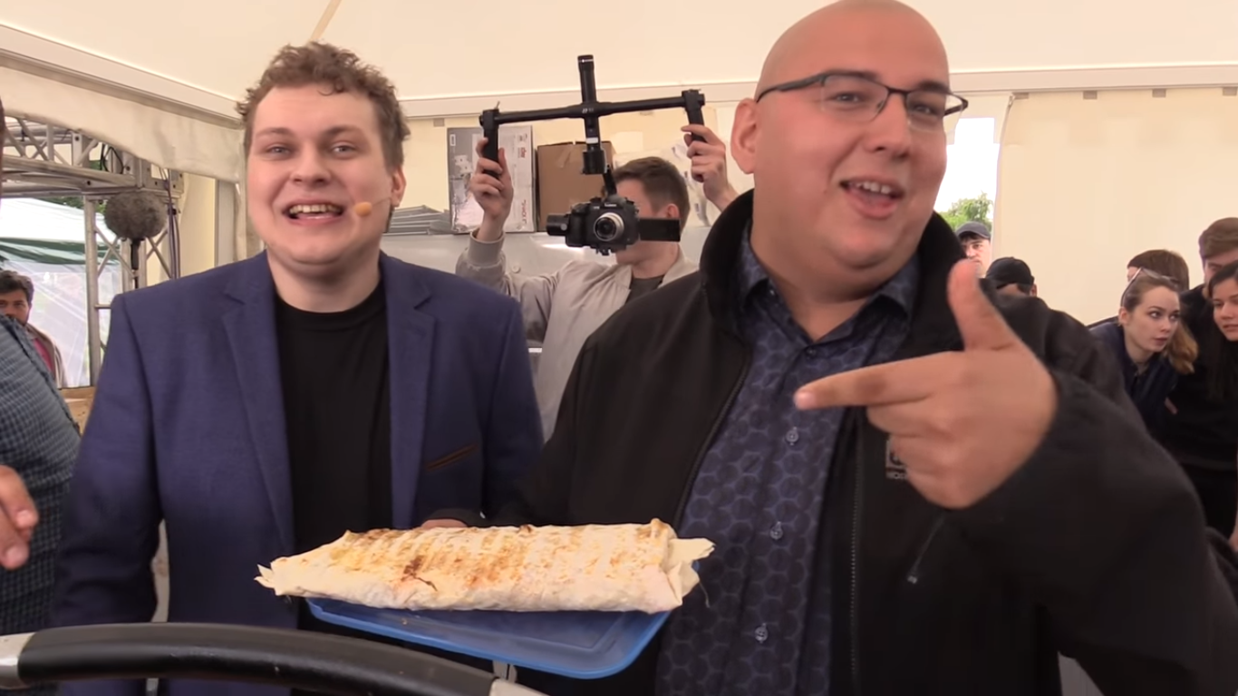 «Ощущения на кончиках»: Логвинов попробовал шаверму от Хованского - изображение 1 «Ощущения на кончиках»: Логвинов попробовал шаверму от Хованского - фото 1