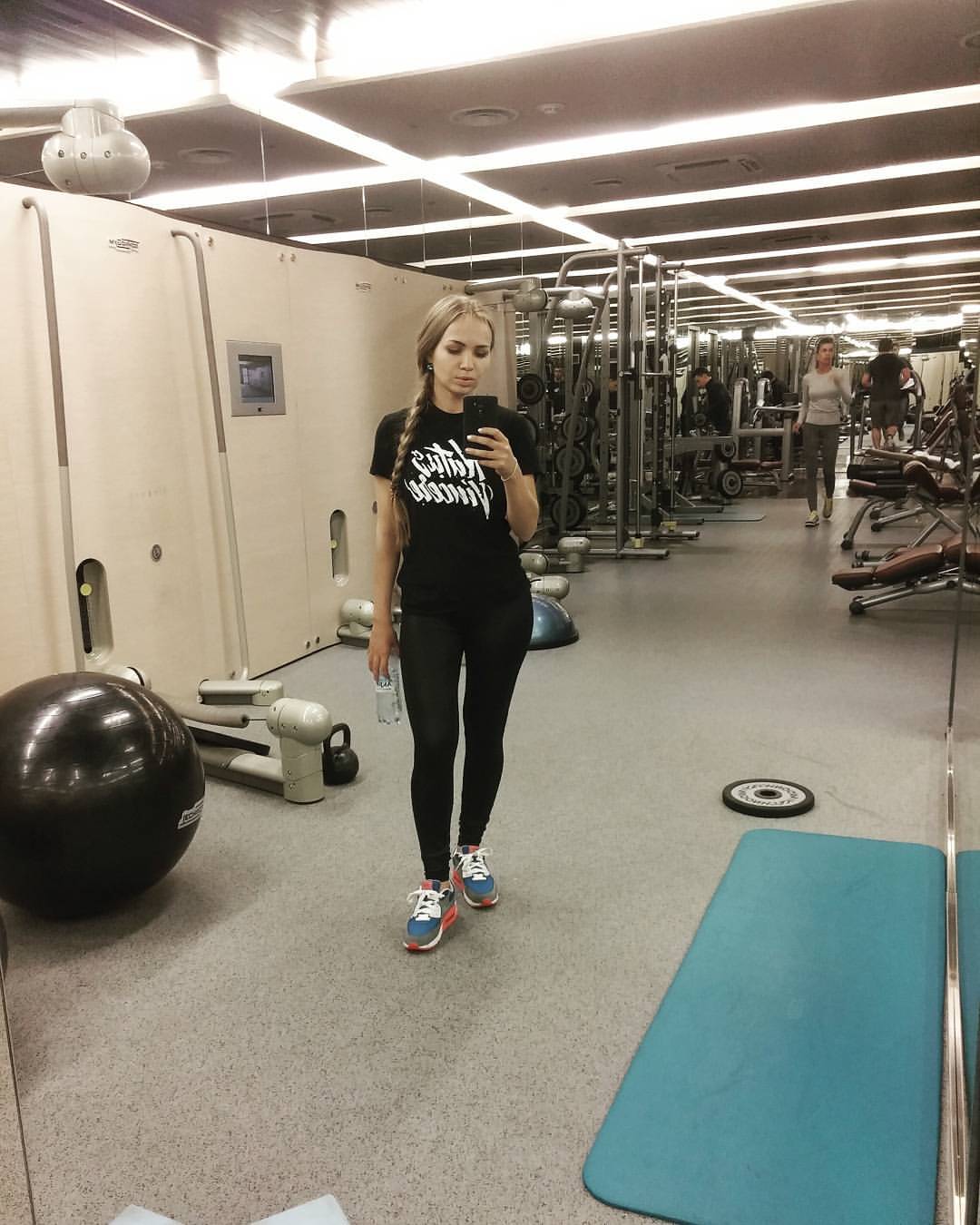 Розовый цвет ей идет!? Бессменная ведущая Natus Vincere - фото 2