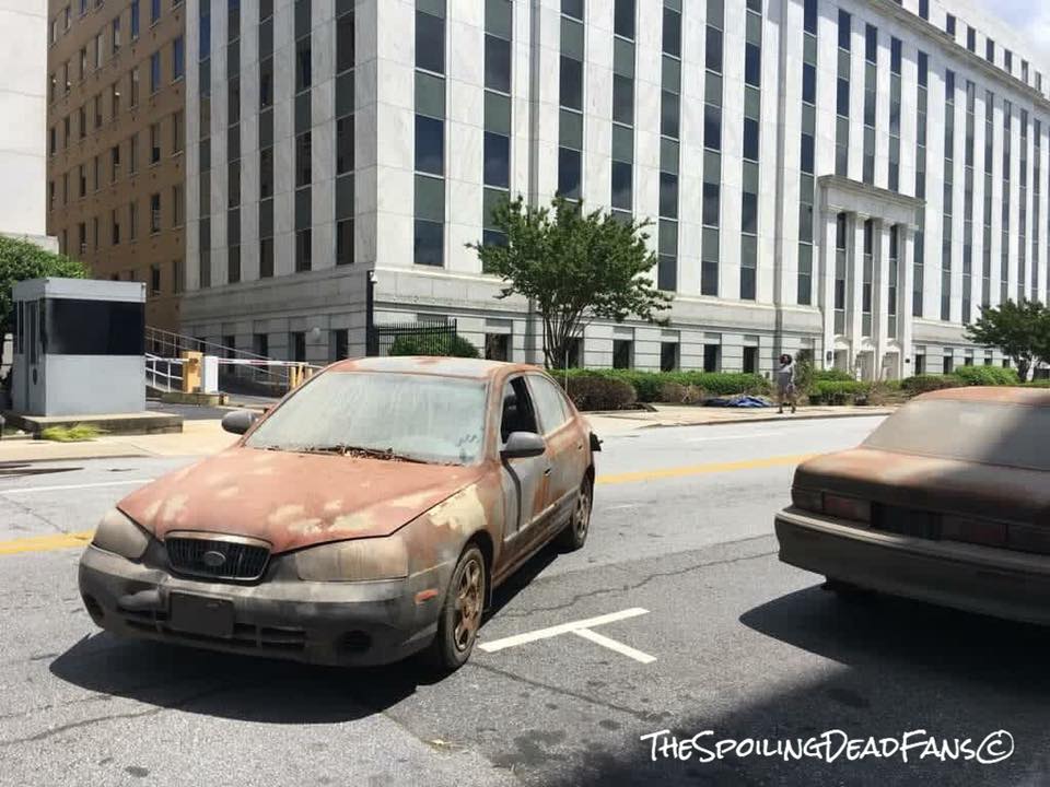 Что Рик и его люди забыли в Вашингтоне? Новые фото со съемок 9 сезона «Ходячих мертвецов» - фото 17