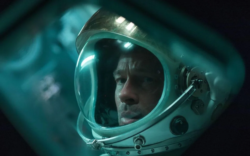 26 сентября вышла фантастическая драма «К звездам». Брэд Питт играет астронавта, отправляющегося на базу на орбите Плутона, где его отец занимался поиском признаков внеземных цивилизаций, пока не перестал выходить на связь.