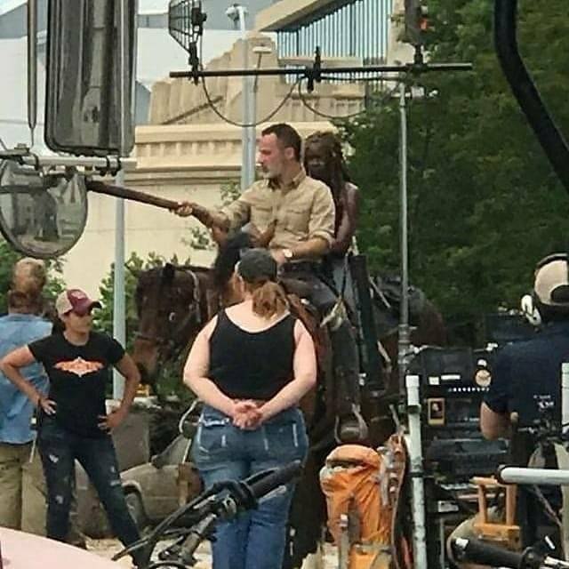 Что Рик и его люди забыли в Вашингтоне? Новые фото со съемок 9 сезона «Ходячих мертвецов» - фото 19