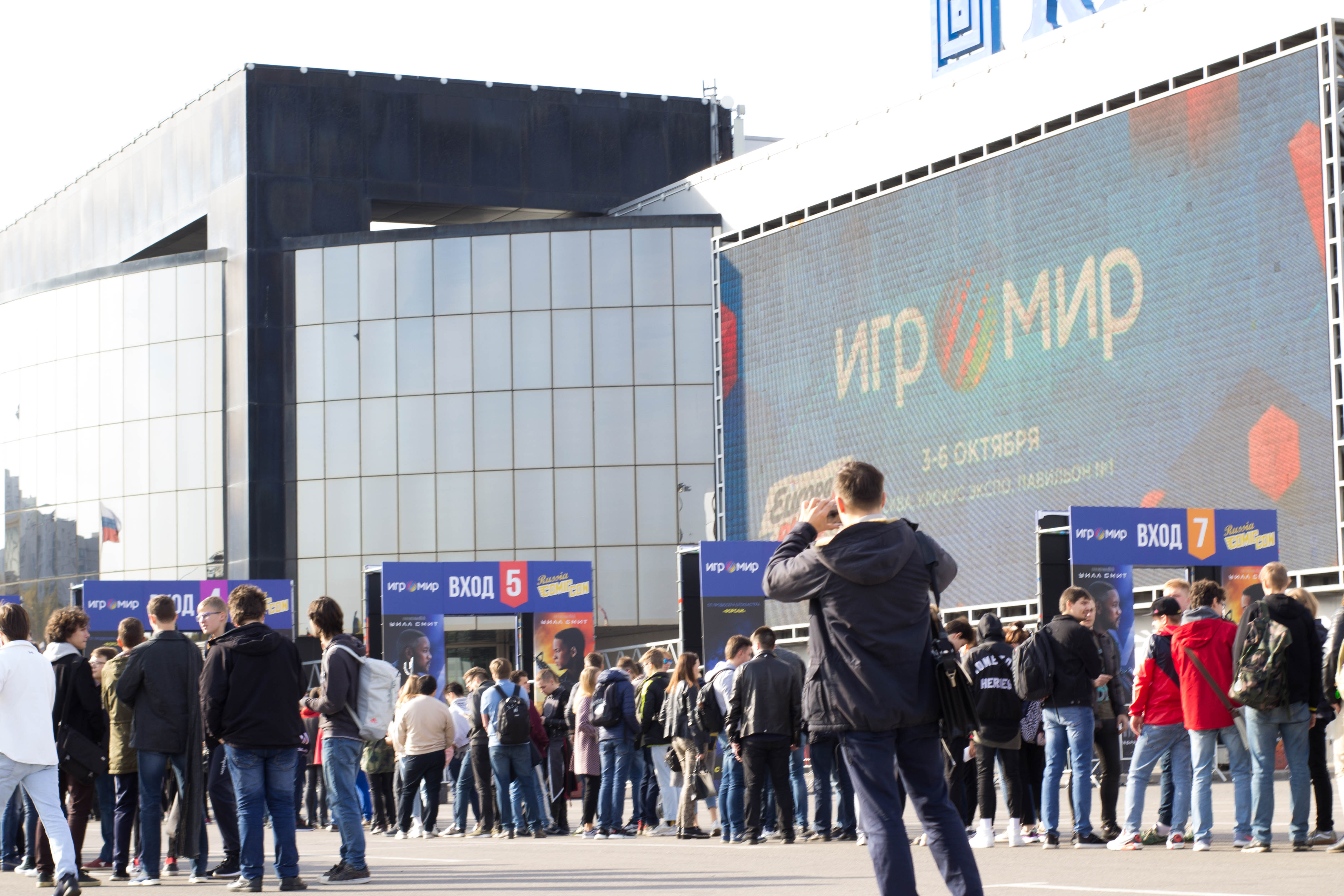 Создатель «Черного плаща», косплей и толпы геймеров. Comic Con Russia и «Игромир» 2019. День 1 - фото 41