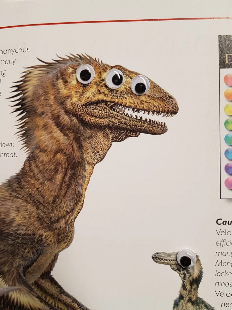 Художница добавила выпученные глаза на изображения динозавров. И они стали выглядеть намного лучше - фото 8