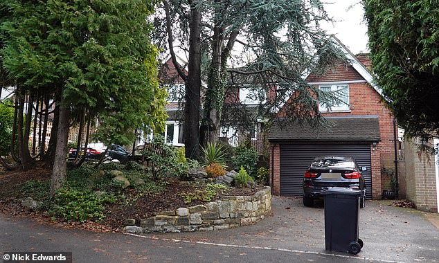 Дом, в котором игрок живет со своей мамой и двумя братьями