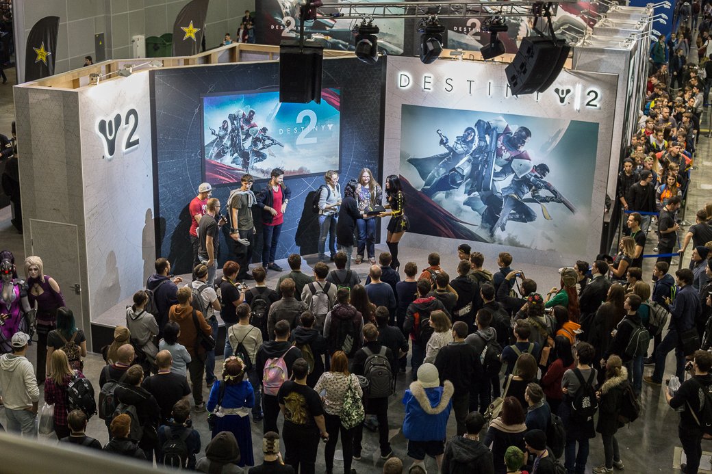 «ИгроМир» и Comic Con Russia в 2017 году посетило 164 тысячи человек. В течение четырех дней люди бродили между стендами, фотографировались с косплеерами, а также с отечественными и зарубежными звездами. В этом материале мы собрали фотографии с выставки.