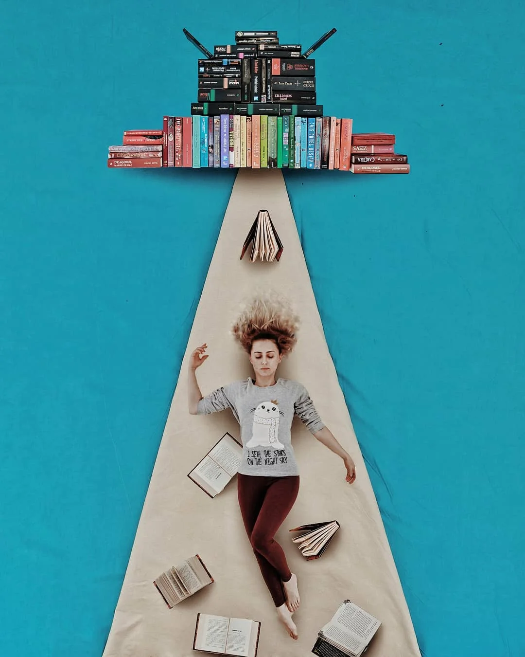Инстаграм дня: девушка создает картины из книг и будто попадает в другие миры - фото 10