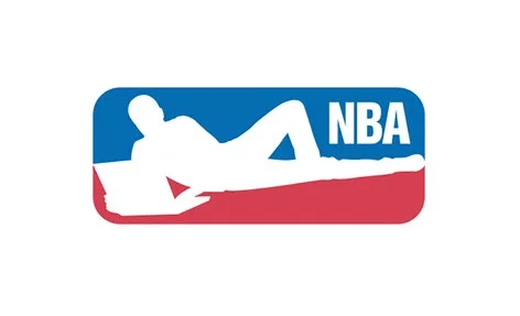 Баскетболист NBA уже не бежит с мячом, а лежит дома на диване и смотрит сериал.