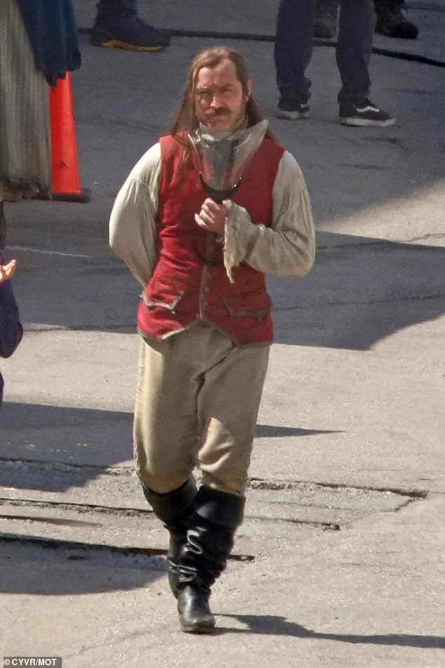 Появились первые фото Джуда Лоу в роли Капитана Крюка из фильма «Питер Пэн» от Disney - фото 1