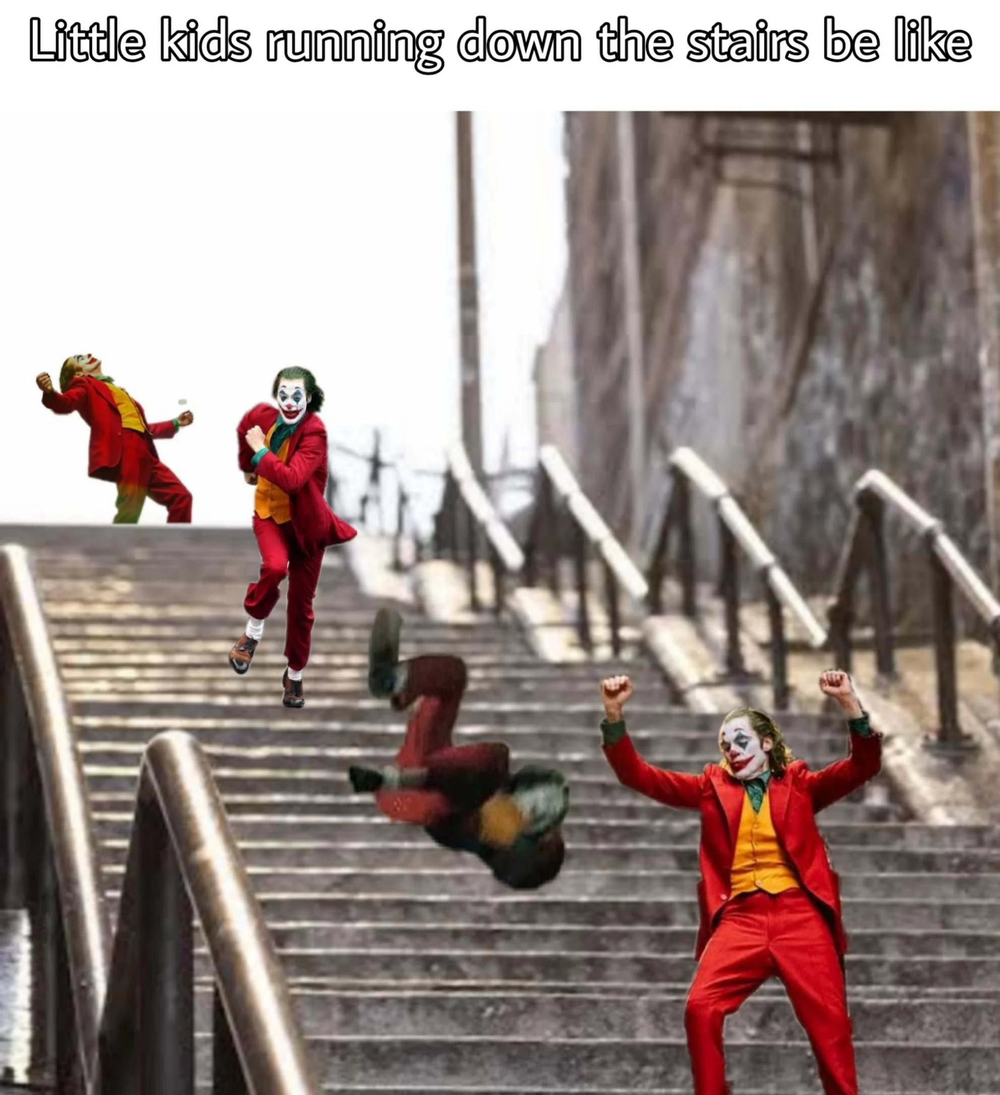 Маленькие дети, бегущие по лестнице