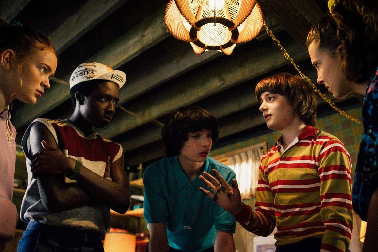 После эталонного завершения второго сезона Stranger Things (у нас — «Очень странные дела») казалось, что с историей детей из захолустного Хокинса стоит заканчивать. Монстры уничтожены, все существующие порталы в иное измерение закрыты, а Одиннадцатая и Майк наконец-то пошли на бал. Но финальный кадр показал, что покой героям только снится. Поэтому 4 июля на Netflix вышло ожидаемое продолжение — 8 серий 3 сезона.