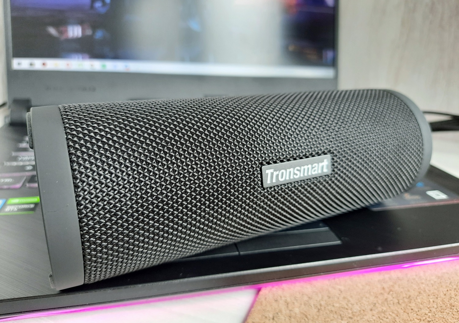 У нас на обзоре оказалась относительно свежая и недорогая Bluetooth-колонка Tronsmart Force 2. Этого китайского производителя я знаю по адекватным аудиоустройствам и ТВ-приставкам. Большинство гаджетов Tronsmart продаются за относительно небольшой ценник, прилично выглядят и хорошо звучат. Это же касается Force 2. Нюансы, конечно, есть, а детали читайте в обзоре ниже.