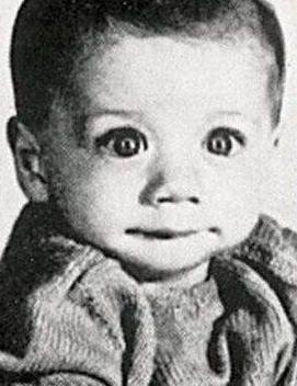 Детская фотография этого, без сомнения, известного всем и каждому человека настолько шокирует, что ненароком вкрадыв .... - Изображение 1 Детская фотография этого, без сомнения, известного всем и каждому человека настолько шокирует, что ненароком вкрадыв .... - Изображение 1