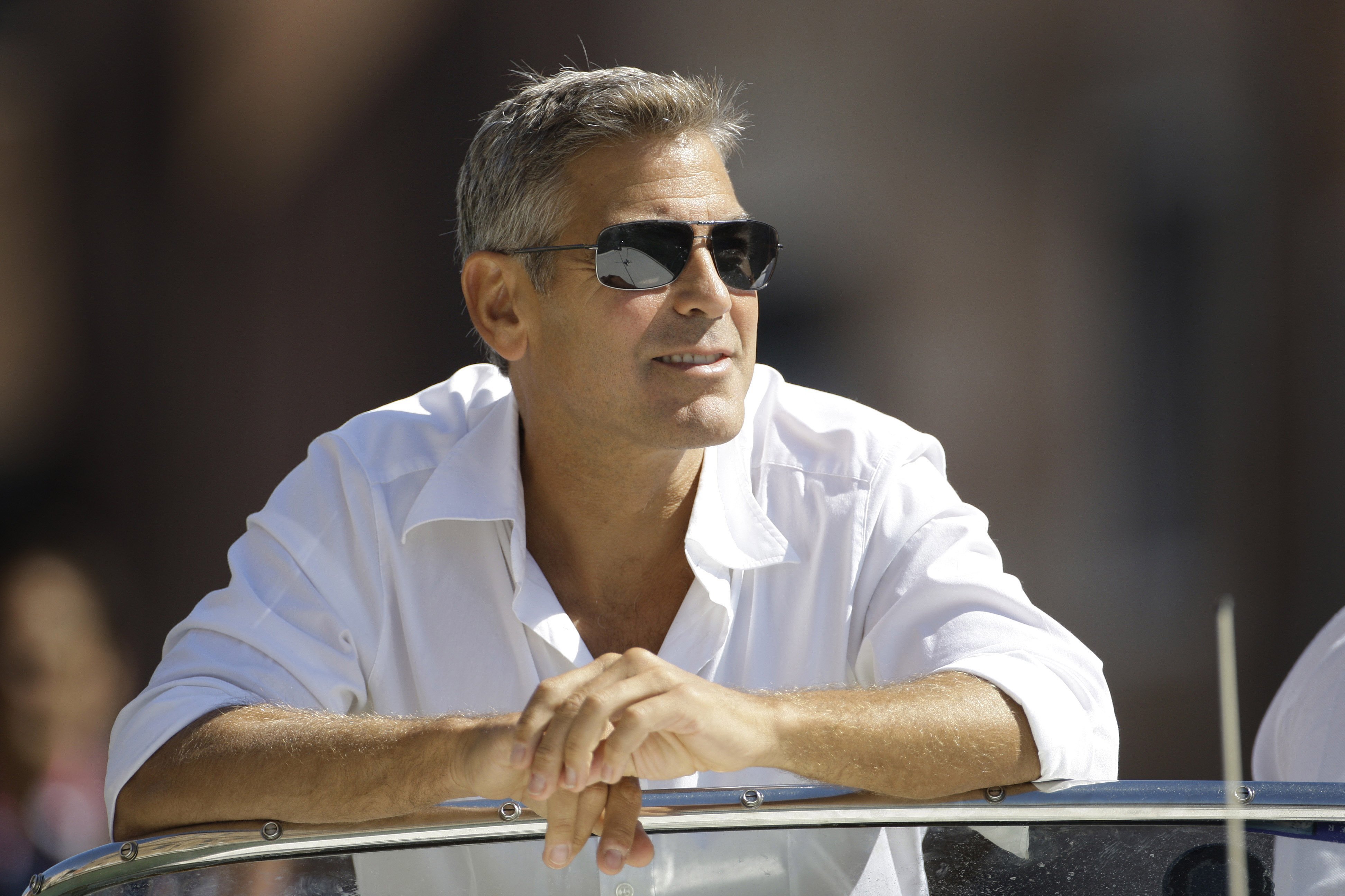 Мужчина 50 лет обратился. Джордж Клуни фото. Джордж Клуни очки. Джордж Клуни в 50 лет. Джордж Клуни в 40 лет.